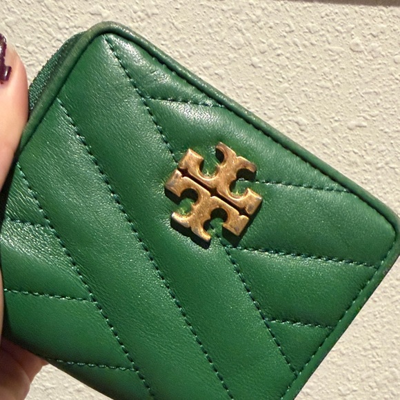 Tory Burch Quilted Green Wallet with Gold Logo - Picture 11 of 11